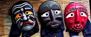 kunstvolle Holzmasken