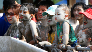 Groß und Klein sind beim Boryeong Mudfestival dabei