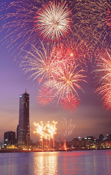 Natürlich gehört auch hin und wieder ein Feuerwerk zu einem gelungenen Abend in Seoul.